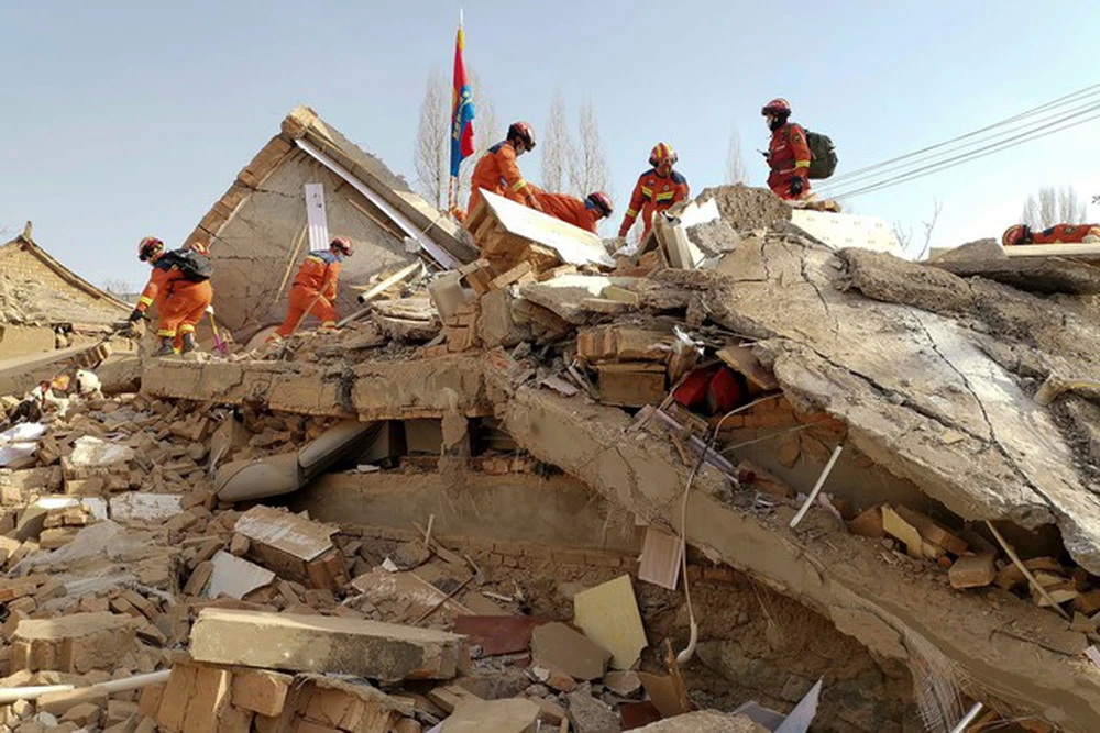 Ðức Phanxicô cầu nguyện cho nạn nhân động đất